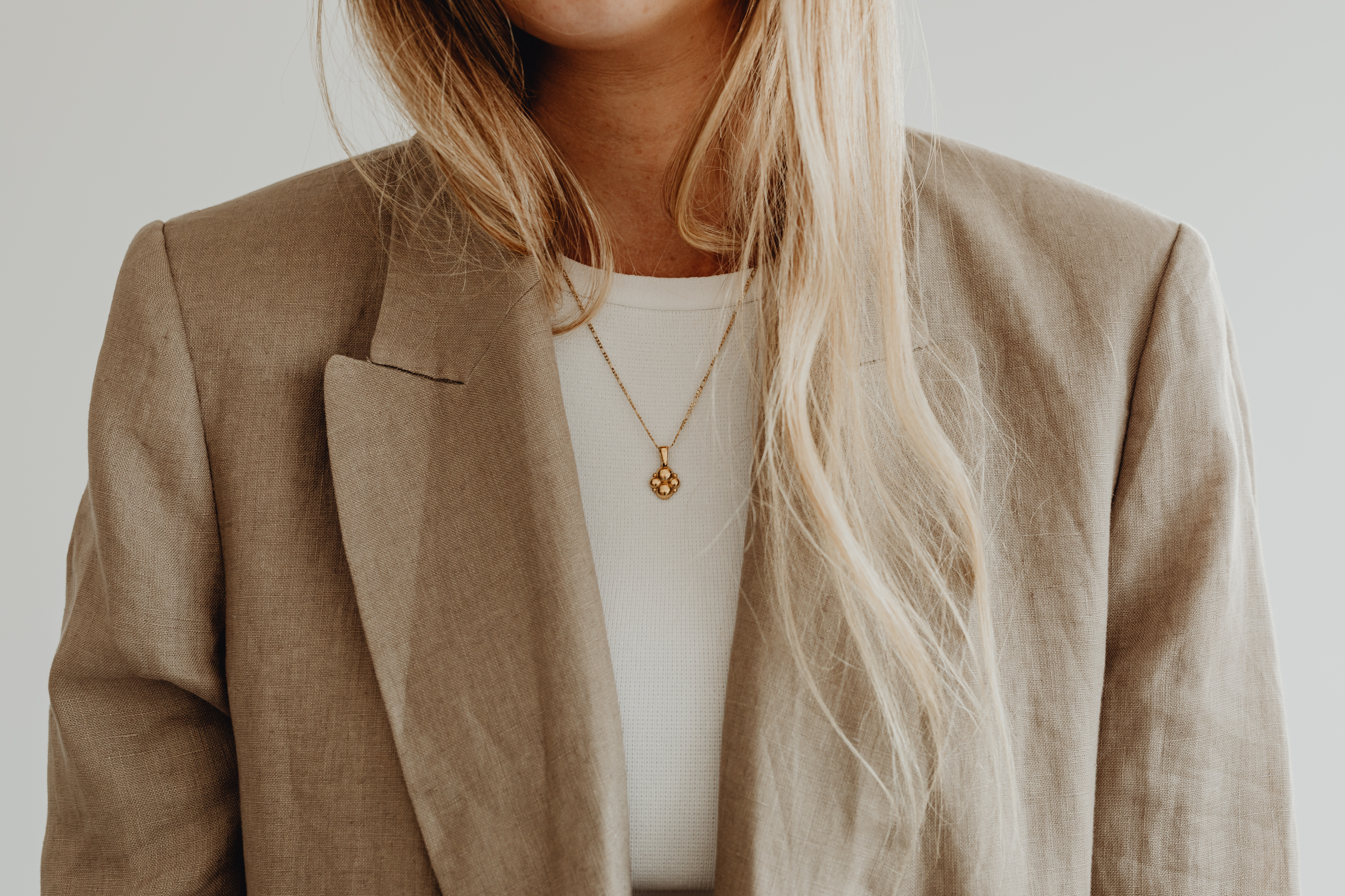 White top - white high-waisted shorts - linen jacket - gold necklace - jewellery