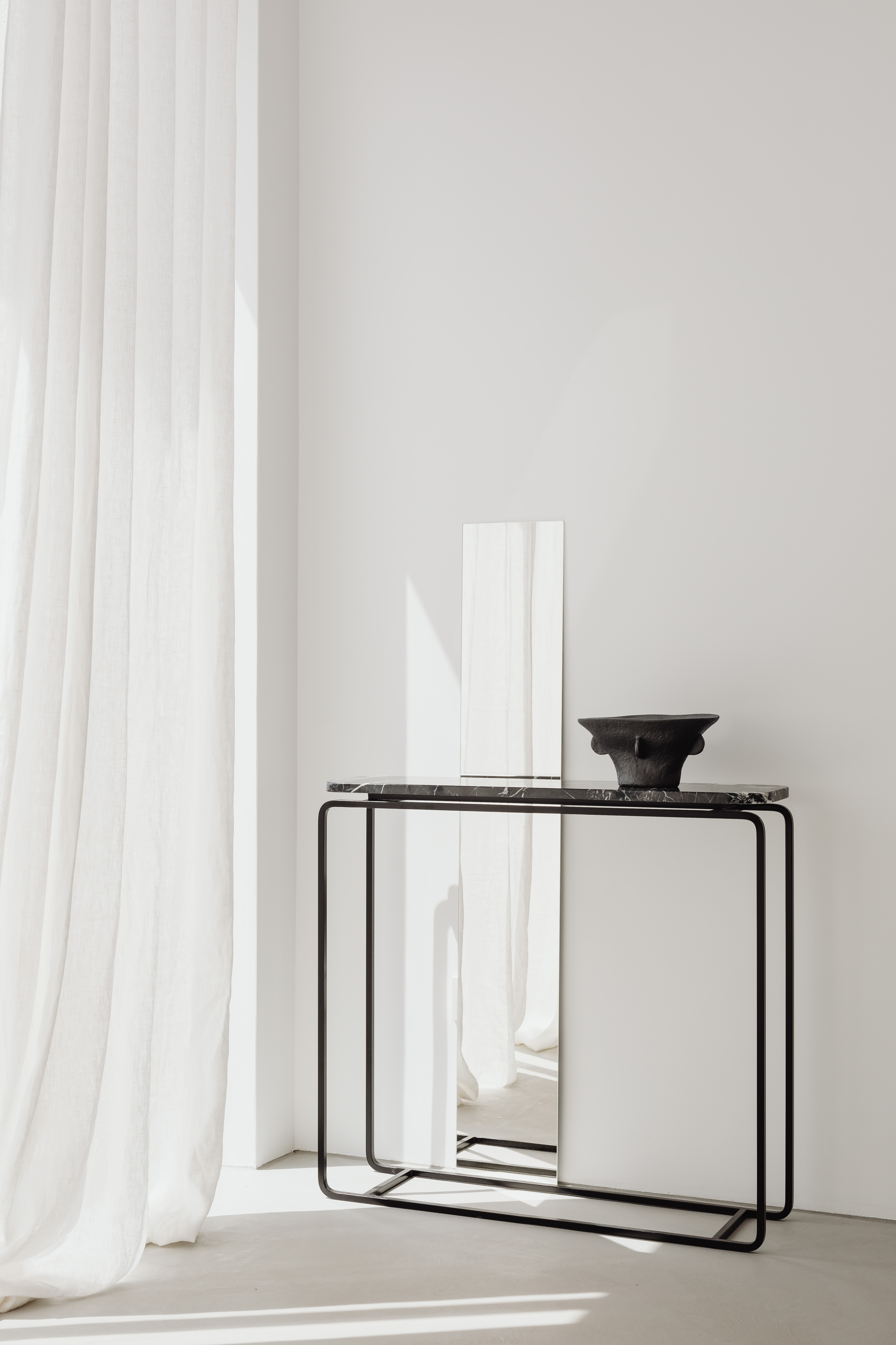 Black ceramic vase - mirror - black Nero Marquina marble console