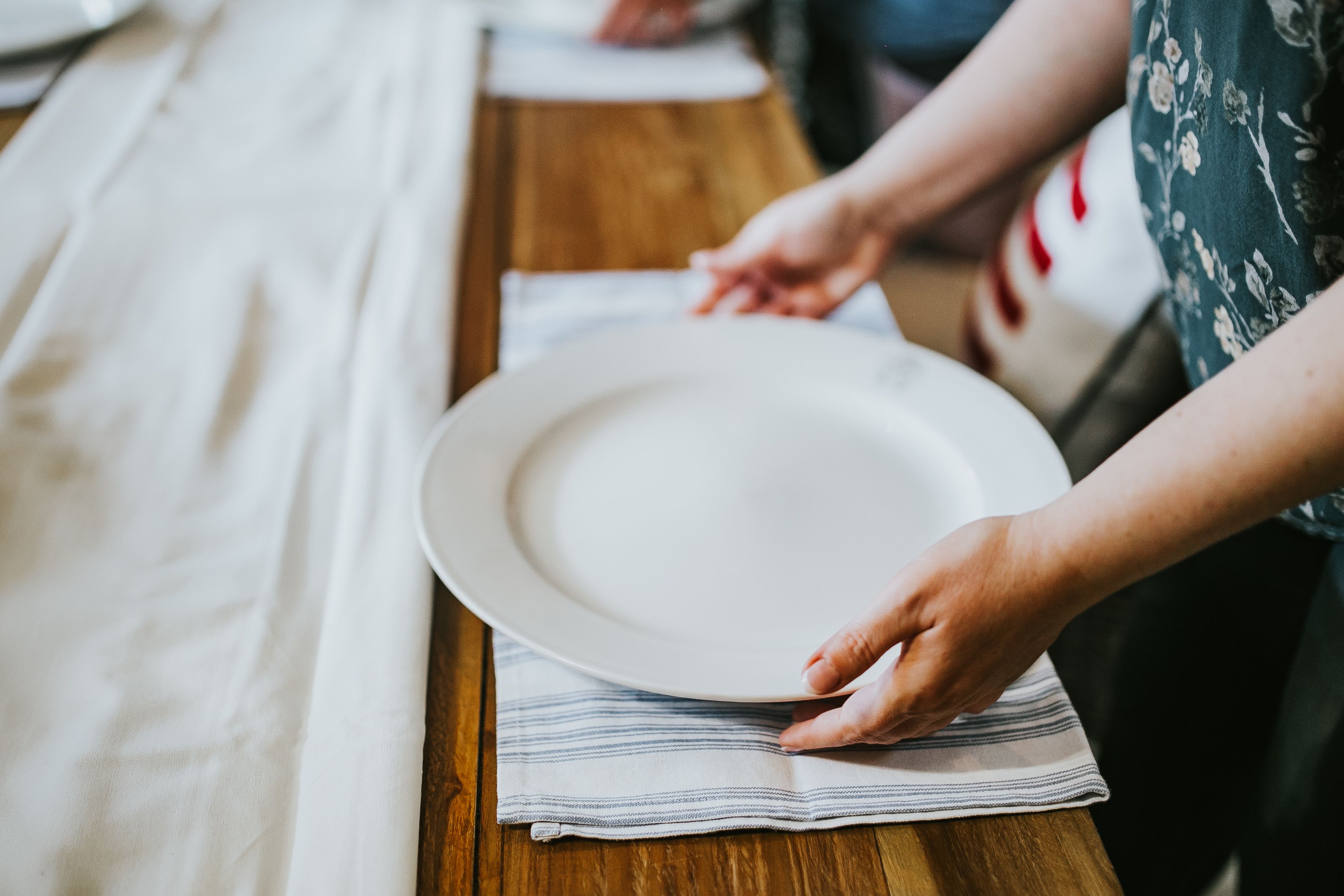 Do the table. Plate on the Table. Put a Plate on it.